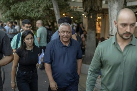 Gadi Eisenkot, rivalul lui Benjamin Netanyahu în alegerile parlamentare de la 27 octombrie, îl acuză că-şi privilegiază propria supravieţuire politică în detrimentul securităţii Israelului. Partidul său Yashar, creditat pe primul loc
