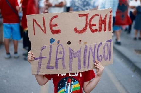 Ciocniri între manifestanţi şi poliţişti la Tirana, în a 101-a zi de contestare a unui proiect turistic cu legături cu familia Trump. Manifestanţi au încercat să-i blocheze pe deputaţi în Parlament. Ei au cerut din nou demisia lui Edi Rama. Aproximativ 20
