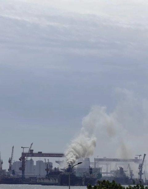 Cel puţin 20 de persoane au murit în urma unui incendiu izbucnit pe o navă de marfă într-un port din China