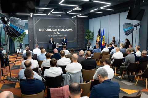 Un panou cu un slogan care s-a vrut neconvenţional, afişat la un eveniment unde era invitat premierul Vasile Tofan, stârneşte critici în Republica Moldova. Ce spune Guvernul - FOTO