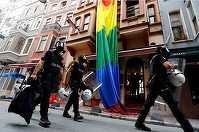 UE, îngrijorată de arestarea a zeci de activişti gay în Turcia, cere Ankarei, candidată la extindere şi membră CoE, ”să promoveze şi garanteze respectarea drepturilor omului şi demnităţii tuturor persoanelor, indiferent de identitatea de gen sau de orient