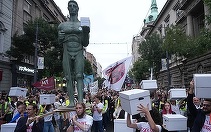 Mişcarea contestatară studenţească din Serbia depune o listă de 250 de candidaţi în alegerile legislative anticipate de la 25 octombrie. Vucici îşi acuză rivalii politici studenţi că vor să organizeze o ”revoluţie finanţată din afară”