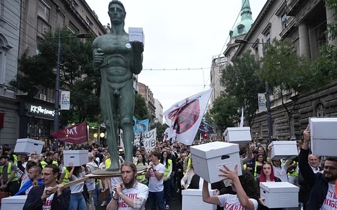 Mişcarea contestatară studenţească din Serbia depune o listă de 250 de candidaţi în alegerile legislative anticipate de la 25 octombrie. Vucici îşi acuză rivalii politici studenţi că vor să organizeze o ”revoluţie finanţată din afară”