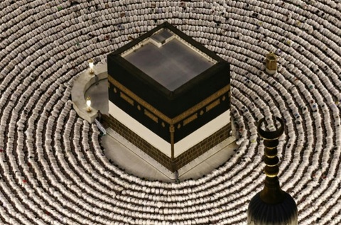 Coaliţia condusă de Arabia Saudită anunţă că a interceptat o dronă în apropiere de Mecca, huthi resping o ”minciună veche”