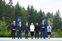 Zelenski inaugurează în Ucraina primul Summit al Carpaţilor. ”Lansăm un nou format, C8, Cei Opt din Carpaţi”, din care fac parte România, Serbia, Polonia, Slovacia, Cehia, Austria şi UE, o iniţiativă a Kievului de consolidare a cooperării economice