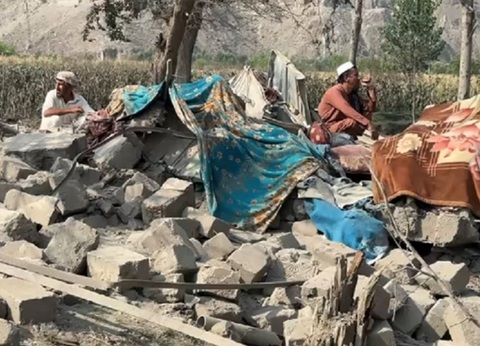 Trei morţi în bombardamente pakistaneze în estul Afganistanului, în provincia Kunar, în urma unui atac cu explozivi şi arme de foc împotriva unui cartier general al poliţiei, în nordul Pakistanului, soldat cu cel puţin 31 de morţi, inclusiv 16 poliţişti