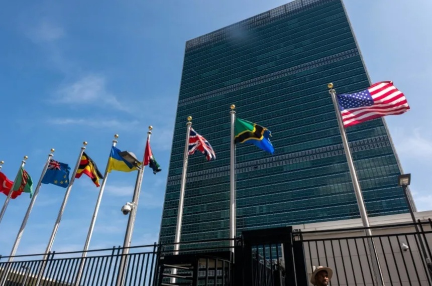 Aproximativ 20 de şefi de state, inclusiv ai Canadei, Germaniei, Spaniei şi Ursula von der Leyen, cer, într-o declaraţie comună, în marja Adunării Generale a ONU, garanţii împotriva AI. SUA, Franţa, M.Britanie şi Japonia nu au semnat textul, a cărui semna