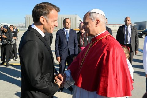 Papa Leon a sosit în Franţa, având pe agendă tema inteligenţei artificiale şi scuzele pentru abuzurile comise de clerici. El a fost întâmpinat pe aeroport de soţii Macron, iar prima oprire a fost la Palatul Elysee - VIDEO