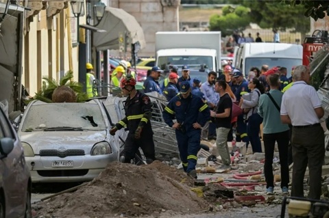 Cadavrul unei turiste, găsit după surparea unui imobil la Atena. Şase persoane date dispărute. Primarul Haris Doukas privilegiază pista unei scurgeri de gaze şi evocă o posibilă demolare a celor două clădiri vecine