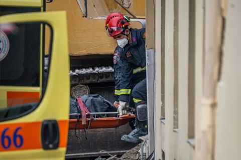 Un al doilea cadavru, găsit după surparea clădirii din cartierul turistic Plaka, la Atena, în urma unei explozii. Este vorba despre o femeie şi un bărbat de naţionalitate americană. Alte patru persoane, doi americani, un britanic şi o grecoaică, în contin