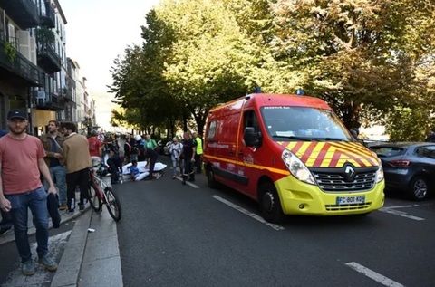 Patru persoane rănite în Franţa, de către un automobilist care a vrut să forţeze trecerea, la un marş pentru climă, la Clermont-Ferrand