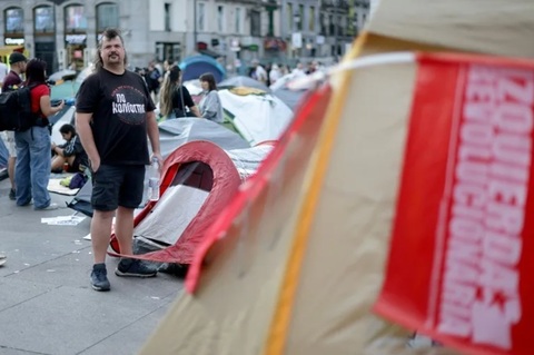 Activişti ai dreptului la locuinţă se pregătesc de o luptă îndelungată în Piaţa Puerta del Sol, în centrul turistic al Madridului