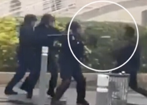 Anchete în Franţa cu privire la un licean cu ”dinţi sparţi”, în nordul regiunii pariziene, rănit la faţă de un poliţist cu un lansator de bile de tip Cougar, după ce a lovit o poliţistă, la blocarea unui liceu