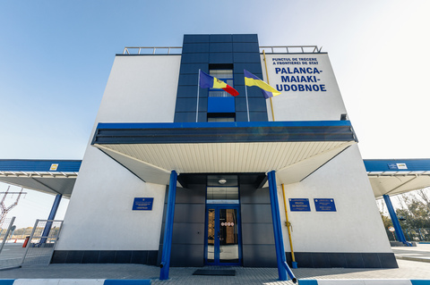Un proiectil a lovit un autobuz la vama Palanca din Republica Moldova. Un poliţist de frontieră a fost rănit, iar punctul de trecere a fost închis