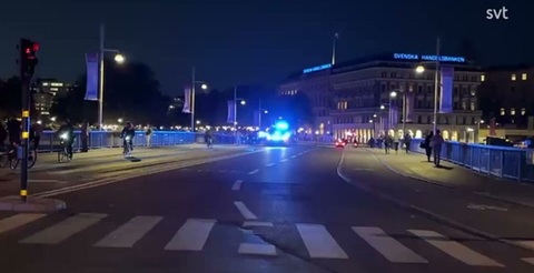 Un bărbat înarmat, rănit grav prin împuşcare de poliţie la palatul regal din Stockholm