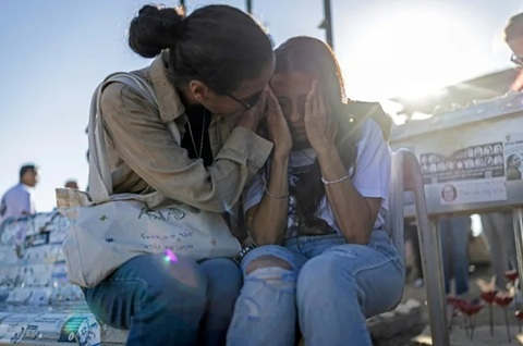 Comemorarea a trei ani de la atacul de la 7 octombrie, marcată de tensiuni politice de campanie, înaintea alegerilor din Israel, şi de noi atacuri israeliene în Fâşia Gaza, soldate cu cinci morţi