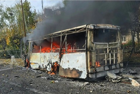Cel puţin 30 de morţi în Ucraina, unde ruşii au lovit două autobuze la Kramatorsk. Kievul a continuat să fie ţinta atacurilor: trei persoane au murit în capitală
