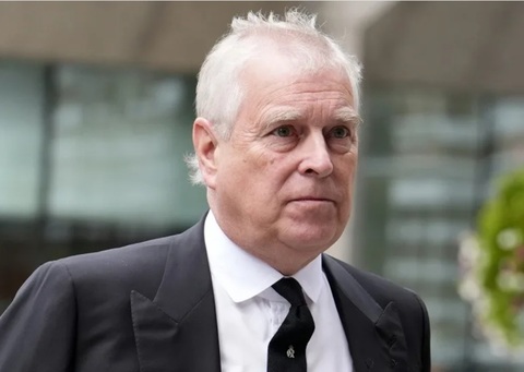 Înalta Curte de la Londra îi dă câştig de cauză lui Andrew şi stabileşte că percheziţiile de la arestarea sa în scandalul Epstein sunt ilegale. Poliţia îşi continu ancheta şi vrea să păstreze probele confiscate în tmpul percheziţiilor