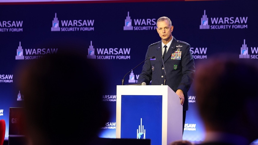 Comandantul suprem al forţelor NATO în Europa îşi prezintă ”teoria victoriei” la Forumul Securităţii, la Varşovia. Grynkewich: ”Dacă cineva este destul de nebun să ne atace, vom lupta”. ”Eu nu consider că un conflict este iminent sau inevitabil. Nu este”