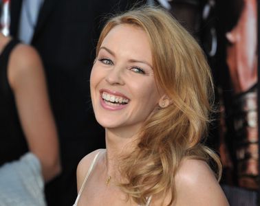 Cântăreaţa australiană Kylie Minogue s-a logodit cu actorul britanic Joshua Sasse. FOTO