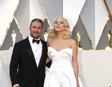Lady Gaga şi victimele abuzurilor sexuale prezente pe scena galei Oscar 2016 şi-au făcut tatuaje identice