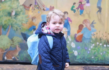 Prinţul George al Marii Britanii a fost înscris la aceeaşi şcoală pregătitoare la care au mers tatăl şi unchiul lui