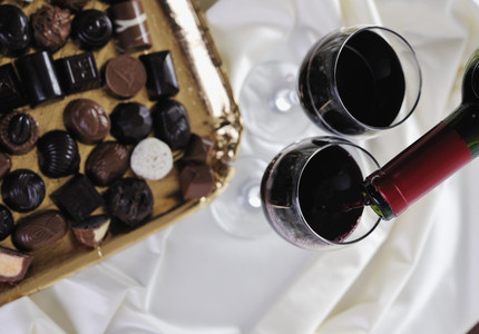 Ciocolata şi vinul, alimente de bază pentru slăbit. Un cercetător britanic dă peste cap tot ce ştiam despre diete