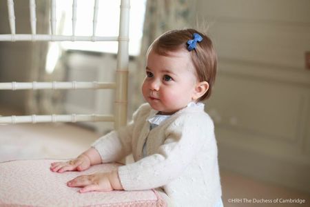 Noi fotografii cu prinţesa Charlotte au fost date publicităţii de casa regală a Marii Britanii - FOTO