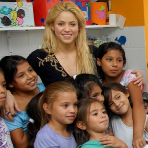 Shakira creează păpuşi pentru o fundaţie de caritate care luptă împotriva cancerului
