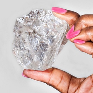 Un diamant uriaş, de mărimea unei mingi de tenis, estimat la 70 de milioane de dolari, scos la licitaţie
