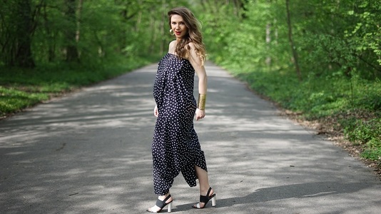 Adela Popescu lansează o colecţie de haine pentru femei însărcinate