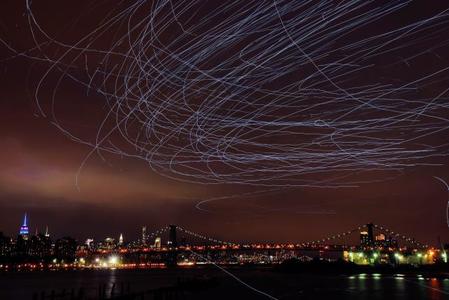Porumbeii iluminează cerul New York-ului, într-o unică reprezentaţie artistică