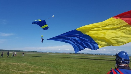 Tricolor de 500 de metri pătraţi, lansat de la altitudinea de 1.800 de metri, la un miting aviatic la Strejnic, în Prahova -FOTO