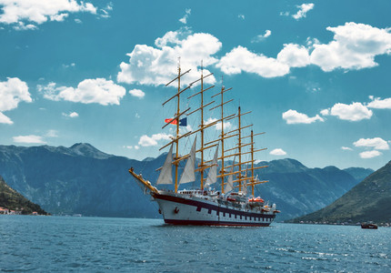 Royal Clipper, una dintre cele mai luxoase nave din lume, soseşte în Portul Constanţa cu 147 de turişti la bord