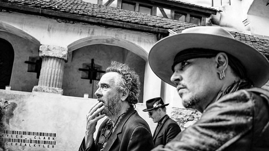 Regizorul Tim Burton a vizitat Castelul Bran alături de membrii trupei The Hollywood Vampires; Grupul californian a vizitat şi Castelul Peleş - FOTO