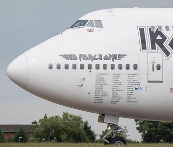 Avionul ”Ed Force One” al trupei Iron Maiden va transporta 350 de microbişti din Islanda în Franţa