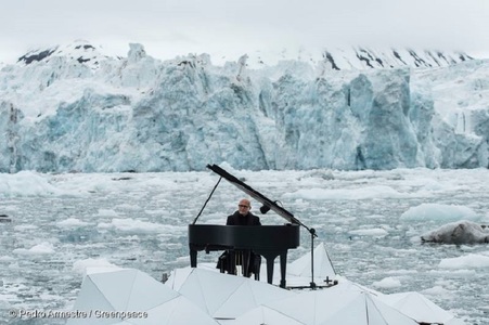 Un pianist italian a susţinut un concert pe o banchiză, pentru a populariza programele de protejare a Arcticii