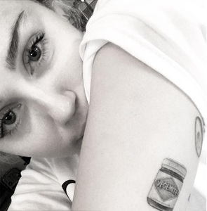 Miley Cyrus şi-a făcut un tatuaj pe braţ, pe care l-a dedicat iubitului său