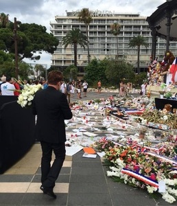 Bono a depus flori pentru victimele atentatului de la Nisa: Nu există un sfârşit al durerii