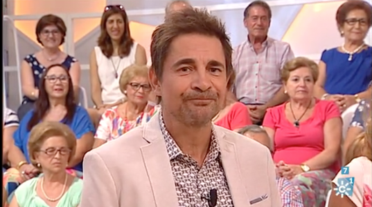 Un prezentator spaniol de televiziune a fost sunat în direct şi certat de mama sa pentru că şi-a lăsat barbă. VIDEO