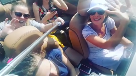Carmen Iohannis apare într-un clip pe Facebook conducând o maşină decapotabilă în care sunt şi trei eleve din clasa ei. VIDEO