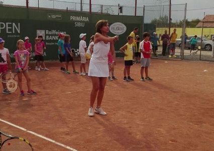 Carmen Iohannis participă la "Kids Day" din cadrul turneului de tenis Sibiu Open: Îi îndemn pe cei mici şi pe cei mari să se apuce de sport - FOTO/ VIDEO