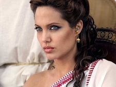 Angelina Jolie ar fi închiriat casa în care s-a mutat alături de cei şase copii înainte de a depune actele de divorţ
