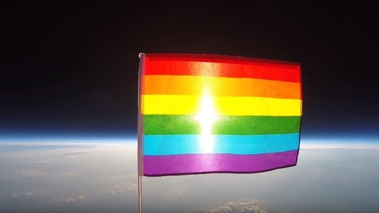 Un steag al comunităţii LGBT, lansat în spaţiu, pentru ”a răspândi pacea”