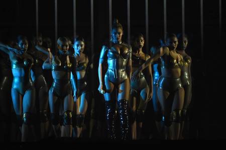 Beyoncé, cu o rană deschisă la urechea stângă, a îndemnat spectatorii concertului Tidal X 1015 să meargă la vot. VIDEO