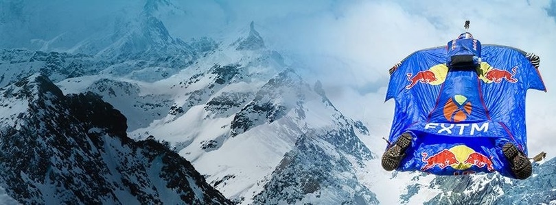 Un rus care practică BASE jumping a sărit de la o înălţime de 7.700 de metri de pe un pisc montan din Himalaya. VIDEO
