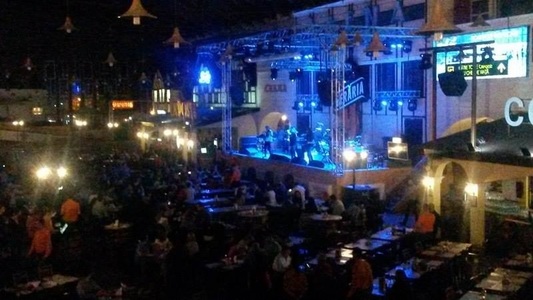 REPORTAJ – Moment de reculegere şi muzică rock în prima seară a festivalului dedicat victimelor incendiului din Colectiv