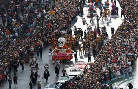 Prima ediţie a unei parade organizate de Ziua Morţilor, inspirată din filmul ”Spectre”, a avut loc în Ciudad de Mexico