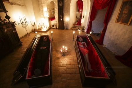 INEDIT: Doi fraţi au petrecut noaptea de Halloween în Castelul Bran. Cei doi au fost întâmpinaţi de un stră-strănepot al scriitorului Bram Stoker şi au dormit în ”sicrie de lux". GALERIE FOTO