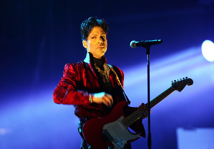 Catalogul muzical al cântăreţului Prince a fost cumpărat de grupul Universal